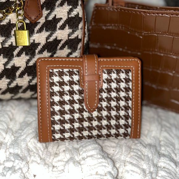 Brown purses and wallet - Picture 3 of 12